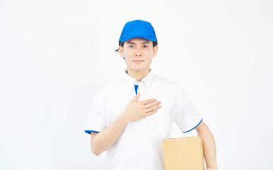 荷物を持つポロシャツとキャップのユニフォームの男性のポートレート　（引越し業者・運送業・宅配業者）