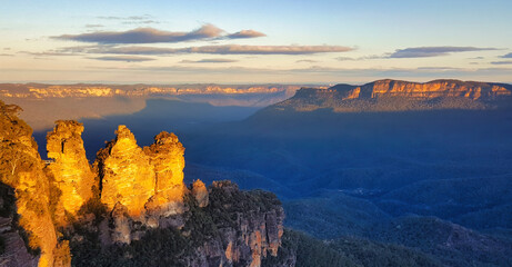 views of Jamison Valley and the Three Sisters © electra kay-smith