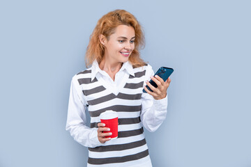 smiling woman chatting at coffee break. photo woman chatting at coffee break with phone.