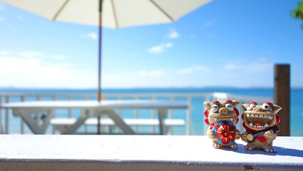 沖縄の海とシーサー 沖縄県うるま市津堅島 パラソル テラス