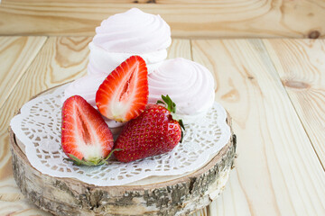 Strawberry marshmallow and fresh strawberries. Original serving dessert. Sweet gift. Close-up. copy space. - 568302183