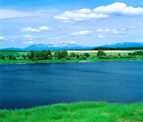 ダム湖と旭岳(美瑛町）