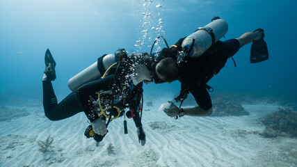 proposal underwater, couple kiss underwater