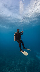 Obraz na płótnie Canvas scuba dive instructor doing the safety stop
