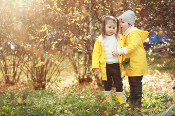 Fototapeta premium Children walk in the autumn park