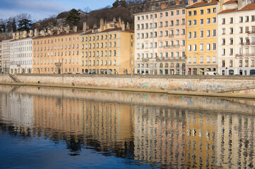 Fototapeta na wymiar quai de Saône à Lyon avec le reflet des immeubles anciens colorés dans la rivière