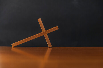 Croce in legno su fondale scuro