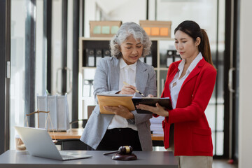 Obraz premium lawyer working on table office, law and justice concept, Selective focus, Law, Business people negotiating a contract, signing contract, problem consultant,