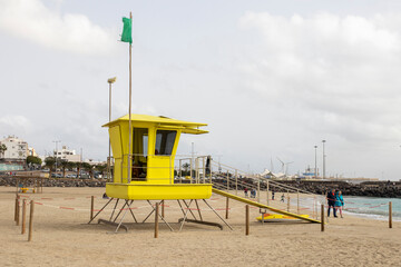 Żółta budka ratownika na plaży, Fuerteventura - obrazy, fototapety, plakaty