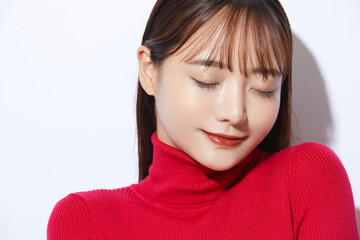 赤いニットを着た若い女性のビューティー ポートレート