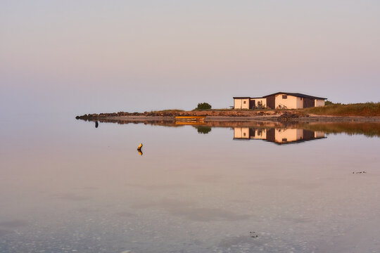 Halbinsel in der d&auml;nischen Ostsee am Morgen mit Spiegelung im Wasser