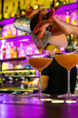 man hand bartender making cocktail in glass on the bar counter