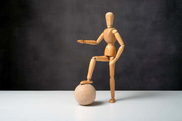 Gliederfigur mit Holzkugel