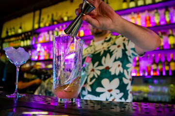 man hand bartender making cocktail in glass on the bar counter