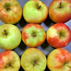 Auswahl an rot grünen Äpfeln