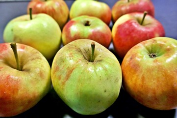 Auswahl an rot grünen Äpfeln