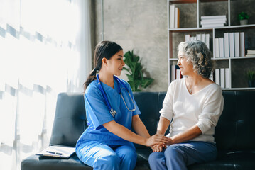 Obraz premium Kind nurse together with elderly woman in the hospital's or home.