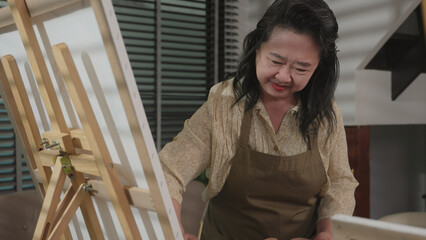 Asian old woman Concentrate on drawing at home, art therapy