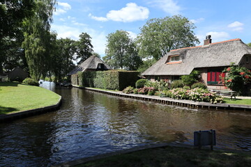 Fototapeta na wymiar Old town and canal in Giethoorn, Netherlands
