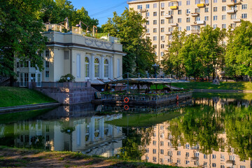Fototapeta na wymiar Patriarch's Ponds in center of Moscow, Russia. Cozy cityscape in Moscow. Architecture and landmarks of Moscow.