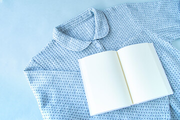 本と女性用冬用パジャマ（綿：30％　,ポリエステル：70％）