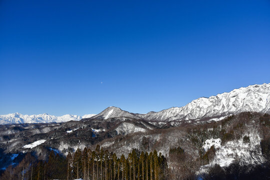 月が残る空と一夜山,西岳(The sky before moon set and Mt.Ichiya and Nshidake)
Nikon D750     AF-S NIKKOR 24-120mm f/4G ED VR