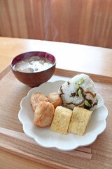 みそ汁とおにぎりのごはん