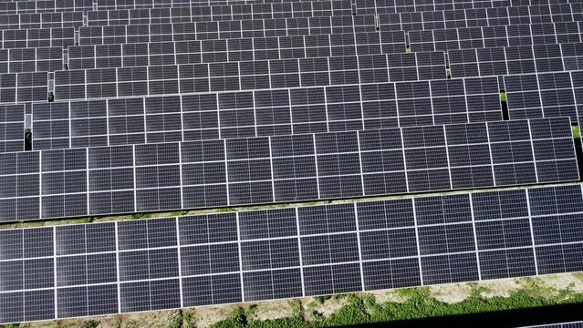 Video 4k paneles solares fotovoltaicos energía limpia con dron