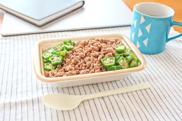 ランチタイムに食べるそぼろ弁当　仕事の合間のイメージ