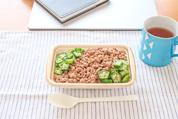 ランチタイムに食べるそぼろ弁当　仕事の合間のイメージ