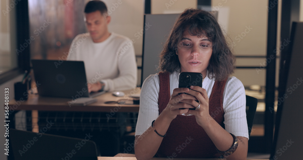 Aufkleber smartphone, office and business woman with social media networking, feedback and online review of da