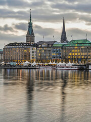 Obraz premium Hamburg city centre on lake Binnenalster wat sunset with christmas lights, Germany