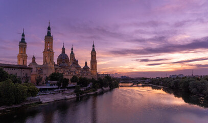 Fototapeta premium Basilica de Nuestra Senora del Pilar on sunset