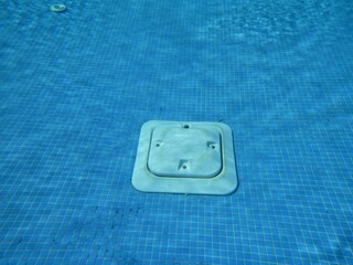 Wasserfilter im Pool unter Wasser