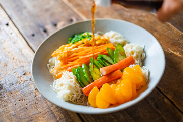 具だくさんそうめん_つゆかける
