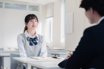 面談で進路指導を受ける女子高生