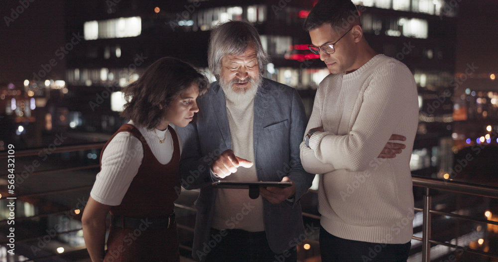 Aufkleber business team, tablet and night on city building rooftop talking global networking, digital marketin
