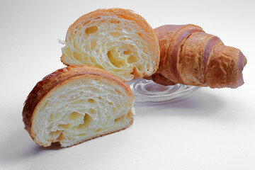 croissant su sondo bianco, croissant on white background