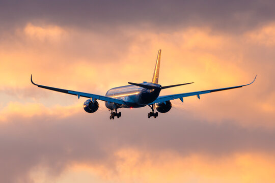  Turkish Airlines Airbus A350-941 final approach during sunset