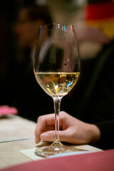 白ワインを飲む