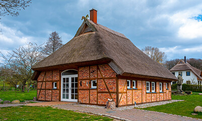 Fototapeta na wymiar Fachwerkhaus mit Reetdach, Rügen, Mecklenburg-Vorpommern, Deutschland