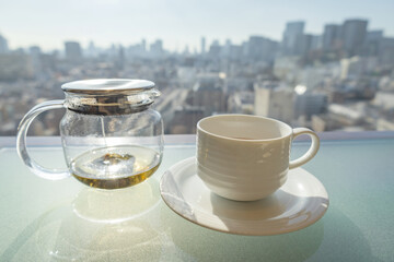 ホテルの高層階ラウンジの窓際で紅茶のティータイム。アフタヌーンティで優雅にリラックス（東京都中央区）