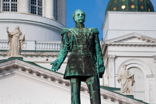 Monument au tsar Alexandre II de Russie au centre de la place du S&eacute;nat &agrave; Helsinki, capitale de la Finlande. En arri&egrave;re plan, la fa&ccedil;ade de la Cath&eacute;drale luth&eacute;rienne de la ville.