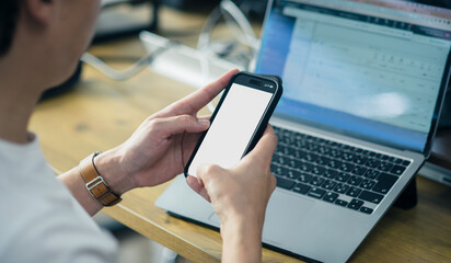 ビジネスシーン　スマホを使う男性　