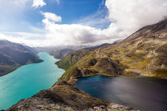 Blick vom Besseggengrat in Norwegen auf den Gjende und Bessvatnet See,
