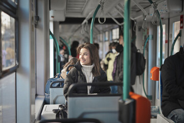 ritratto di gioovane donna su un tram