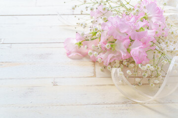 Obraz premium ピンクのスイートピーとカスミソウの花束