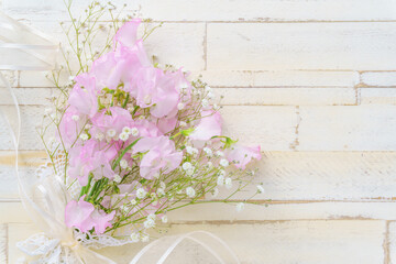 ピンクのスイートピーとカスミソウの花束