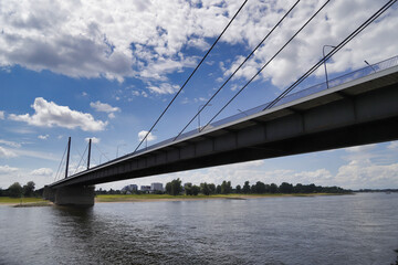 Düsseldorf Theodor-Heuss-Brücke über den Rhein