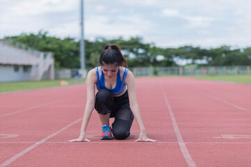 Obraz premium beautifull sport girl exercise at the track court and wearing blue sport bra